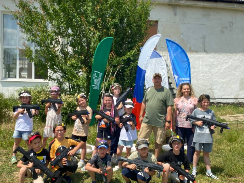 Антон Кравец: В рамках летней оздоровительной кампании и празднования Дня защиты детей в Нижнегорском районе ребята приняли участие в захватывающих соревнованиях по лазертагу при поддержке АНО «Дом Молодёжи»!