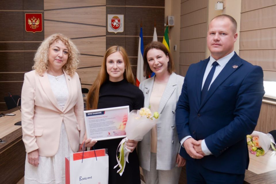 Трем выпускницам евпаторийских школ вручили сертификаты на поездку в Санкт-Петербург на праздник «Алые паруса» Трем выпускницам евпаторийских школ вручили сертификаты на поездку в Санкт-Петербург на праздник «Алые паруса»