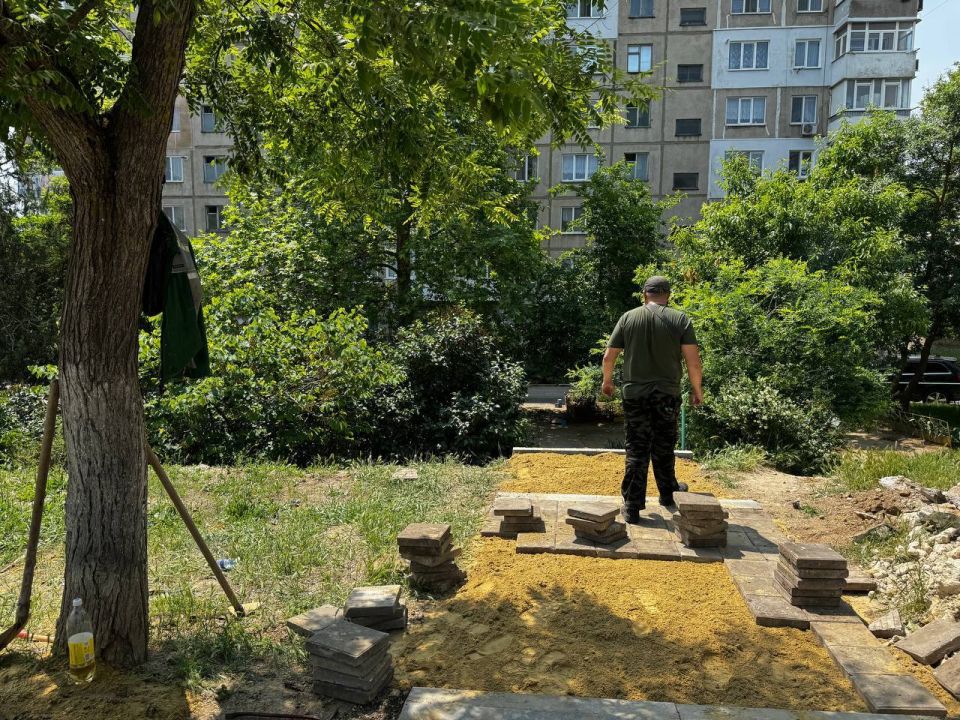 По обращению жителей микрорайона Семи Ветров Служба городского хозяйства приступила к восстановительным работам на лестничном спуске, связывающем многоквартирный дом по адресу ул. Олега Кошевого, 32 с остановочным пунктом По обращению жителей микрорайона Семи Ветров Служба городского хозяйства приступила к восстановительным работам на лестничном спуске, связывающем многоквартирный дом по адресу ул. Олега Кошевого, 32 с остановочным пунктом