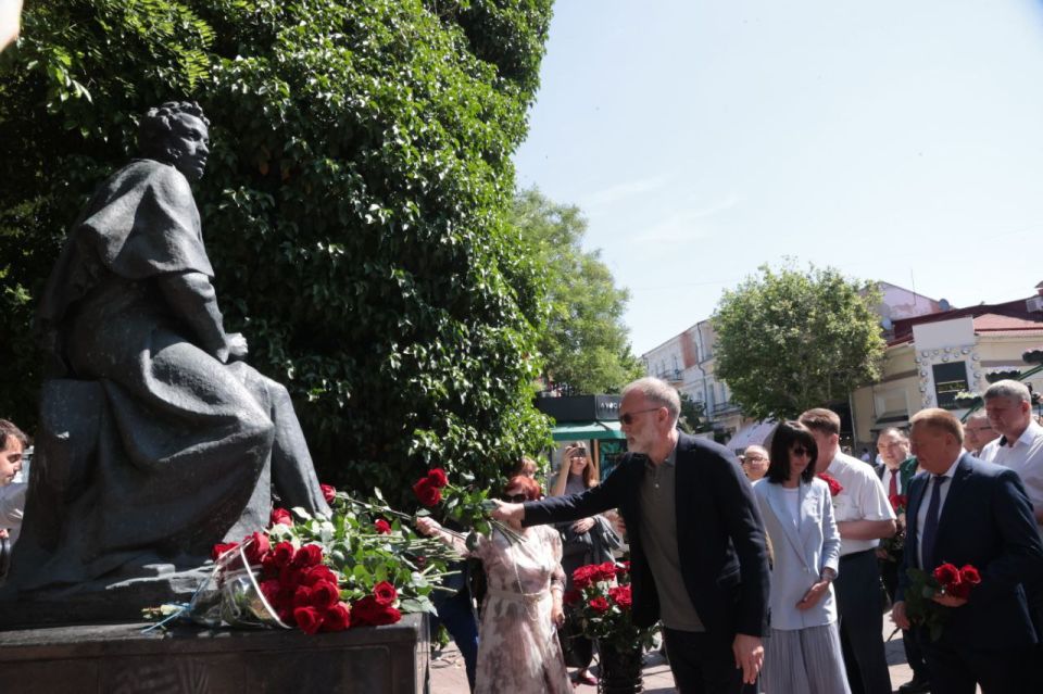 Владимир Константинов: В преддверии Дня русского языка, 226-й годовщины со дня рождения великого русского поэта и писателя Александра Сергеевича Пушкина мы открываем XVIII Международный фестиваль «Великое русское слово» Владимир Константинов: В преддверии Дня русского языка, 226-й годовщины со дня рождения великого русского поэта и писателя Александра Сергеевича Пушкина мы открываем XVIII Международный фестиваль «Великое русское слово»