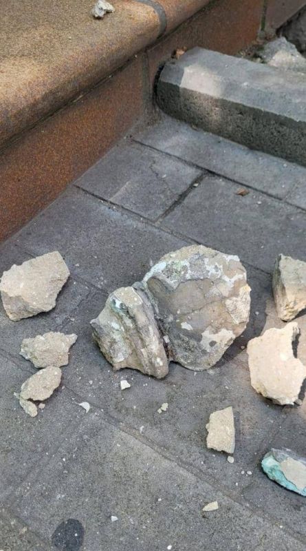 В Севастополе прокуратура начала проверку по сведениям из СМИ о частичном обрушении лепнины балкона на улице Гоголя В Севастополе прокуратура начала проверку по сведениям из СМИ о частичном обрушении лепнины балкона на улице Гоголя