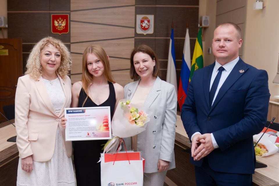 Трем выпускницам евпаторийских школ вручили сертификаты на поездку в Санкт-Петербург на праздник «Алые паруса» Трем выпускницам евпаторийских школ вручили сертификаты на поездку в Санкт-Петербург на праздник «Алые паруса»