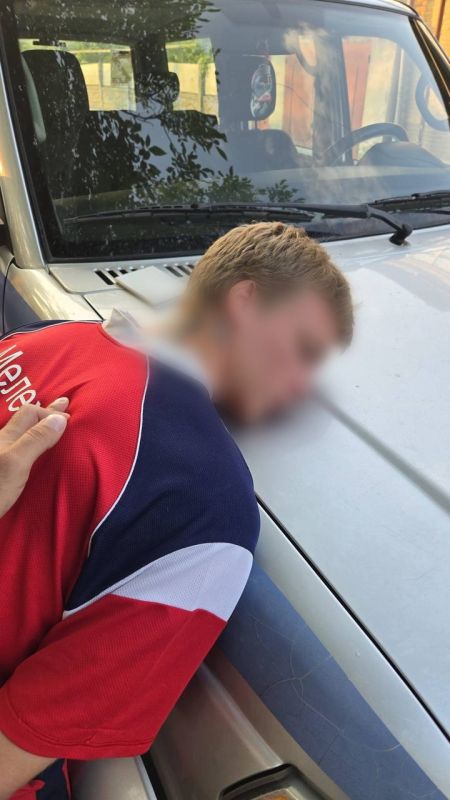 В Симферополе полицейские по горячим следам установили и задержали подозреваемого в грабеже с применением насилия В Симферополе полицейские по горячим следам установили и задержали подозреваемого в грабеже с применением насилия