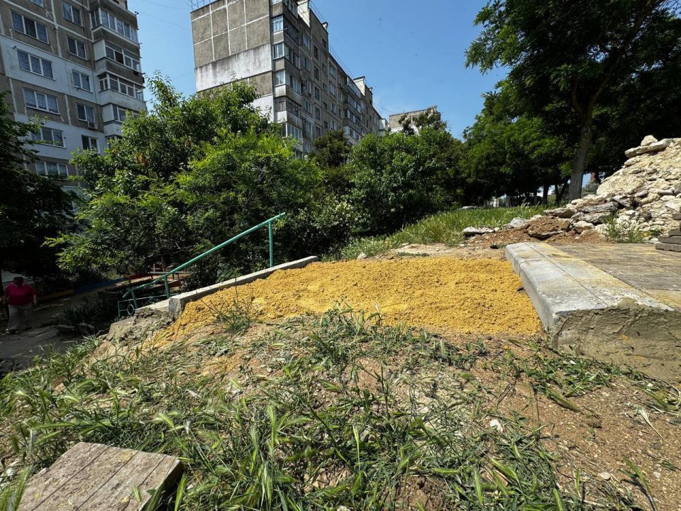 По обращению жителей микрорайона Семи Ветров Служба городского хозяйства приступила к восстановительным работам на лестничном спуске, связывающем многоквартирный дом по адресу ул. Олега Кошевого, 32 с остановочным пунктом По обращению жителей микрорайона Семи Ветров Служба городского хозяйства приступила к восстановительным работам на лестничном спуске, связывающем многоквартирный дом по адресу ул. Олега Кошевого, 32 с остановочным пунктом