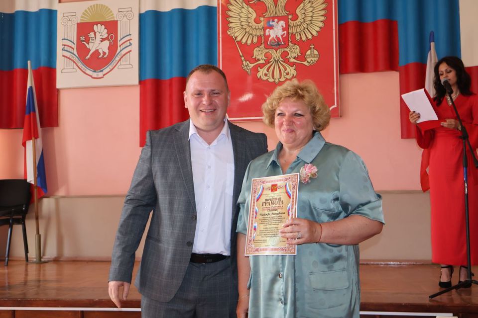 Денис Олейник: Сегодня в рамках торжественного мероприятия совместно с председателем Раздольненского районного совета Татьяной Вышинской и заместителем главы Администрации Раздольненского района Ольгой Ломоносовой поздравили... Денис Олейник: Сегодня в рамках торжественного мероприятия совместно с председателем Раздольненского районного совета Татьяной Вышинской и заместителем главы Администрации Раздольненского района Ольгой Ломоносовой поздравили...