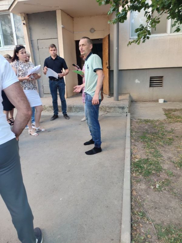 Денис Олейник: Сегодня совместно с заместителем Министра жилищно-коммунального хозяйства Республики Крым Дмитрием Кашириным, в составе рабочей группы по работе с задолженностью за жилищно-коммунальные услуги провели встречи... Денис Олейник: Сегодня совместно с заместителем Министра жилищно-коммунального хозяйства Республики Крым Дмитрием Кашириным, в составе рабочей группы по работе с задолженностью за жилищно-коммунальные услуги провели встречи...