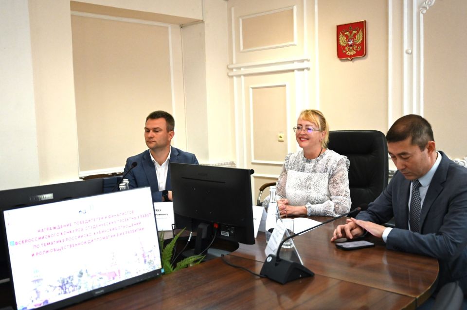 Ирина Кивико вручила награды победителям Всероссийского конкурса студенческих проектных работ по тематике российско-кубинских отношений и роли общественной дипломатии в их развитии Ирина Кивико вручила награды победителям Всероссийского конкурса студенческих проектных работ по тематике российско-кубинских отношений и роли общественной дипломатии в их развитии
