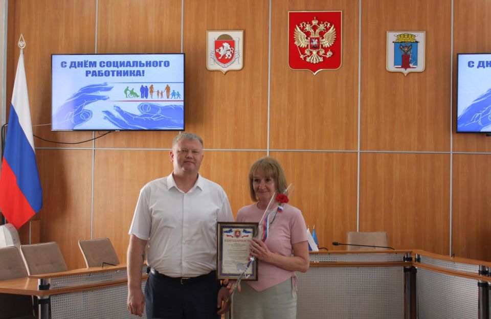 В преддверии профессионального праздника совместно с Главой муниципального образования Иваном Козыревым вручили заслуженные награды социальным работникам Феодосийского округа В преддверии профессионального праздника совместно с Главой муниципального образования Иваном Козыревым вручили заслуженные награды социальным работникам Феодосийского округа