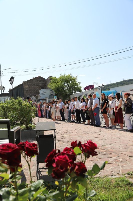 В рамках проведения XVIII Международного фестиваля "Великое русское слово" у памятника А.С. Пушкину состоялся торжественный митинг В рамках проведения XVIII Международного фестиваля "Великое русское слово" у памятника А.С. Пушкину состоялся торжественный митинг