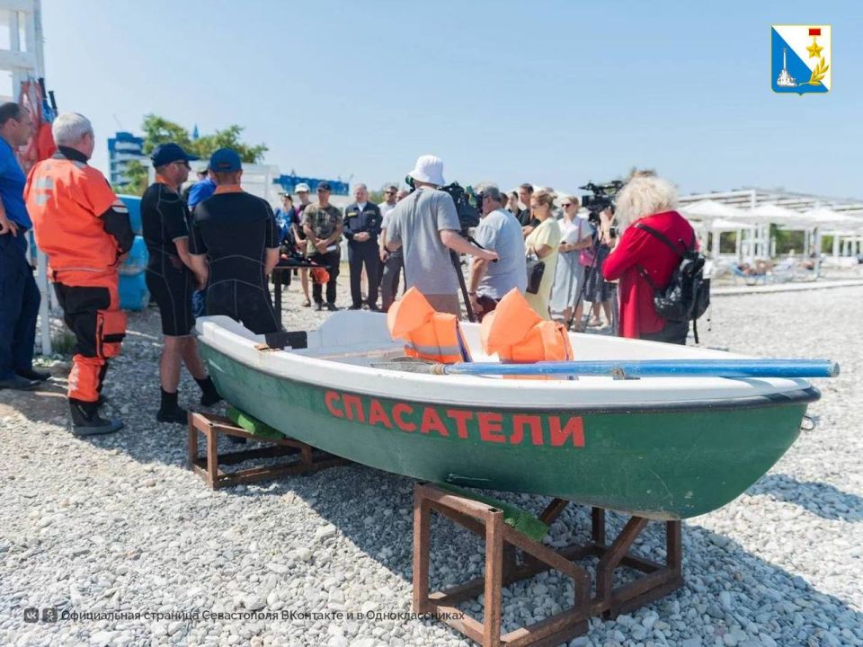 Спасатели провели учения на пляже «Аквамарин» Спасатели провели учения на пляже «Аквамарин»