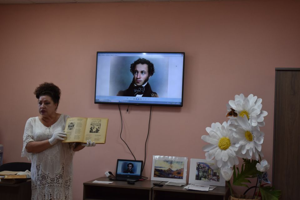 Выставка раритетов. Ко дню рождения великого поэта Александра Сергеевича Пушкина для гостей Центра общения старшего поколения представлена временная выставка «Пушкин – душа России» Выставка раритетов. Ко дню рождения великого поэта Александра Сергеевича Пушкина для гостей Центра общения старшего поколения представлена временная выставка «Пушкин – душа России»