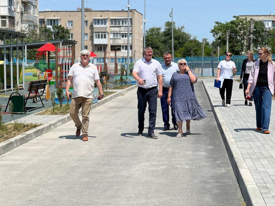 Далее, гости проверили, как проходит капитальный ремонт внутренних помещений 3-го этажа в школе № 7. После чего, парламентарий совместно с руководством города осмотрел, как проходит установка модульного пищеблока на...