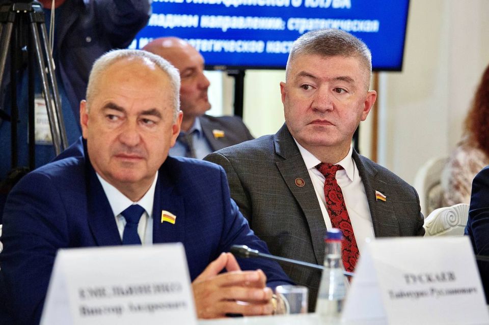 На заседании Ливадийского клуба, посвященном актуальной теме: «Россия на западном направлении: стратегическая оборона или стратегическое наступление?», политики, общественные деятели и эксперты из различных регионов России... На заседании Ливадийского клуба, посвященном актуальной теме: «Россия на западном направлении: стратегическая оборона или стратегическое наступление?», политики, общественные деятели и эксперты из различных регионов России...