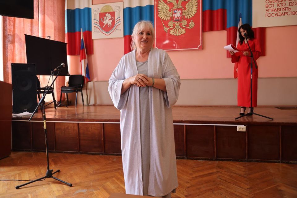 Денис Олейник: Сегодня в рамках торжественного мероприятия совместно с председателем Раздольненского районного совета Татьяной Вышинской и заместителем главы Администрации Раздольненского района Ольгой Ломоносовой поздравили... Денис Олейник: Сегодня в рамках торжественного мероприятия совместно с председателем Раздольненского районного совета Татьяной Вышинской и заместителем главы Администрации Раздольненского района Ольгой Ломоносовой поздравили...