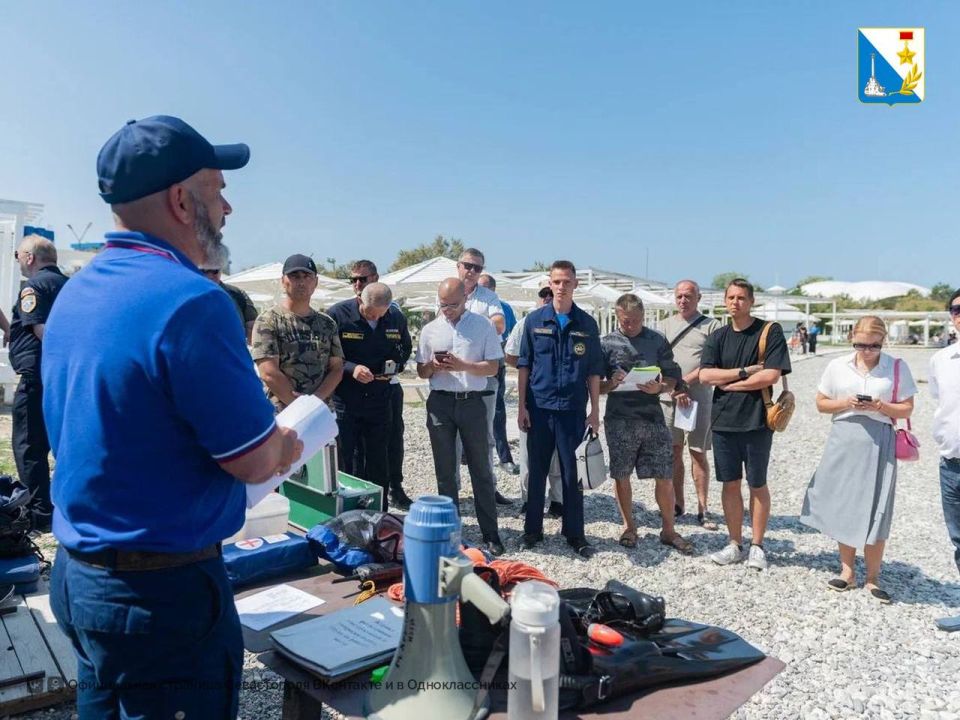 Спасатели провели учения на пляже «Аквамарин»