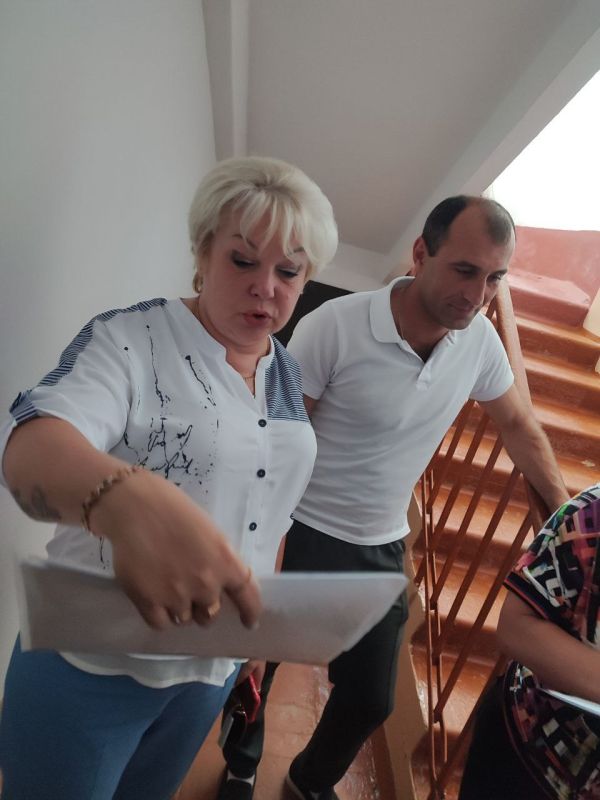 Денис Олейник: Сегодня совместно с заместителем Министра жилищно-коммунального хозяйства Республики Крым Дмитрием Кашириным, в составе рабочей группы по работе с задолженностью за жилищно-коммунальные услуги провели встречи... Денис Олейник: Сегодня совместно с заместителем Министра жилищно-коммунального хозяйства Республики Крым Дмитрием Кашириным, в составе рабочей группы по работе с задолженностью за жилищно-коммунальные услуги провели встречи...