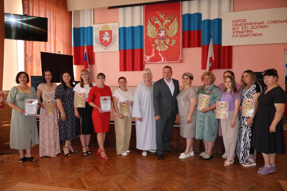 Денис Олейник: Сегодня в рамках торжественного мероприятия совместно с председателем Раздольненского районного совета Татьяной Вышинской и заместителем главы Администрации Раздольненского района Ольгой Ломоносовой поздравили... Денис Олейник: Сегодня в рамках торжественного мероприятия совместно с председателем Раздольненского районного совета Татьяной Вышинской и заместителем главы Администрации Раздольненского района Ольгой Ломоносовой поздравили...