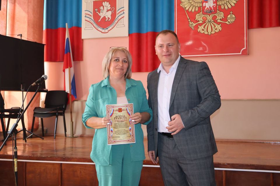 Денис Олейник: Сегодня в рамках торжественного мероприятия совместно с председателем Раздольненского районного совета Татьяной Вышинской и заместителем главы Администрации Раздольненского района Ольгой Ломоносовой поздравили... Денис Олейник: Сегодня в рамках торжественного мероприятия совместно с председателем Раздольненского районного совета Татьяной Вышинской и заместителем главы Администрации Раздольненского района Ольгой Ломоносовой поздравили...