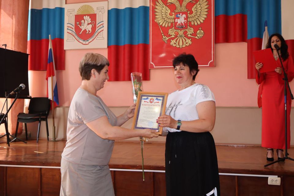 Денис Олейник: Сегодня в рамках торжественного мероприятия совместно с председателем Раздольненского районного совета Татьяной Вышинской и заместителем главы Администрации Раздольненского района Ольгой Ломоносовой поздравили...