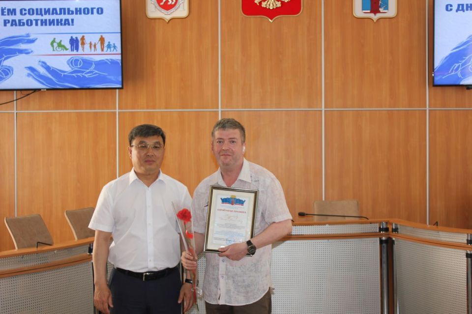 В преддверии профессионального праздника совместно с Главой муниципального образования Иваном Козыревым вручили заслуженные награды социальным работникам Феодосийского округа В преддверии профессионального праздника совместно с Главой муниципального образования Иваном Козыревым вручили заслуженные награды социальным работникам Феодосийского округа