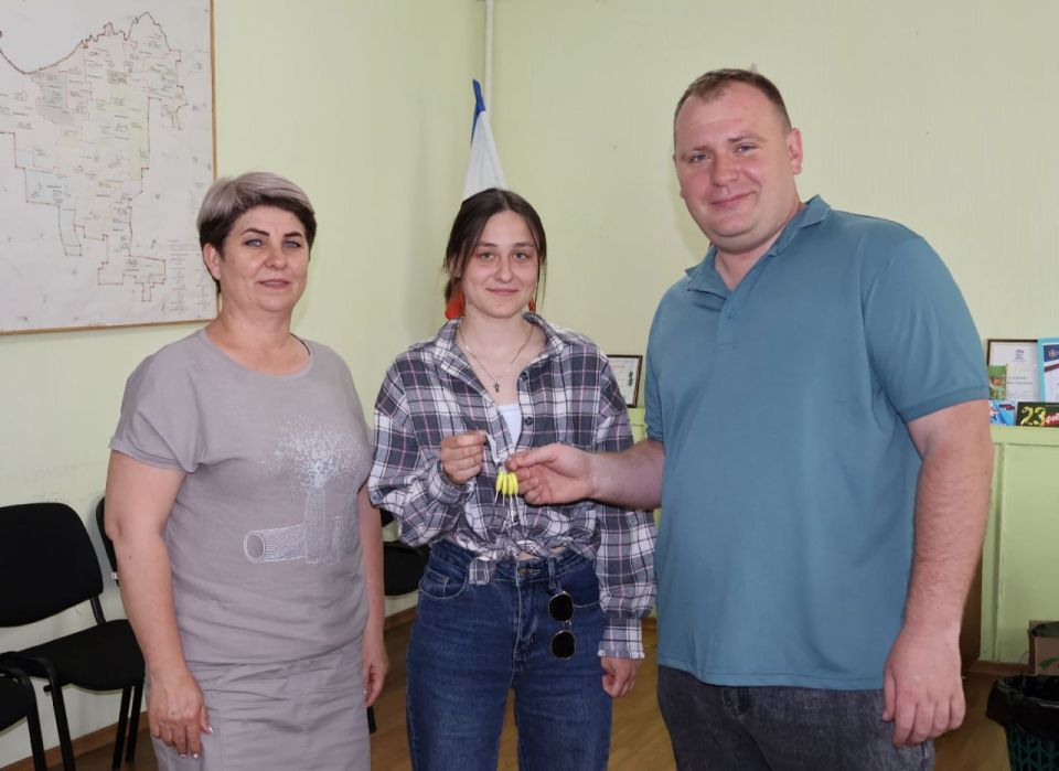 5 июня 2025 года в Администрации Раздольненского района состоялась церемония вручения ключей от квартиры жительнице, которая имеет право на получение жилья в этом районе