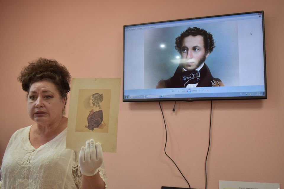 Выставка раритетов. Ко дню рождения великого поэта Александра Сергеевича Пушкина для гостей Центра общения старшего поколения представлена временная выставка «Пушкин – душа России» Выставка раритетов. Ко дню рождения великого поэта Александра Сергеевича Пушкина для гостей Центра общения старшего поколения представлена временная выставка «Пушкин – душа России»