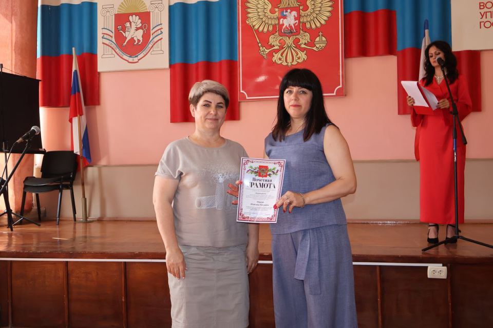 Денис Олейник: Сегодня в рамках торжественного мероприятия совместно с председателем Раздольненского районного совета Татьяной Вышинской и заместителем главы Администрации Раздольненского района Ольгой Ломоносовой поздравили... Денис Олейник: Сегодня в рамках торжественного мероприятия совместно с председателем Раздольненского районного совета Татьяной Вышинской и заместителем главы Администрации Раздольненского района Ольгой Ломоносовой поздравили...