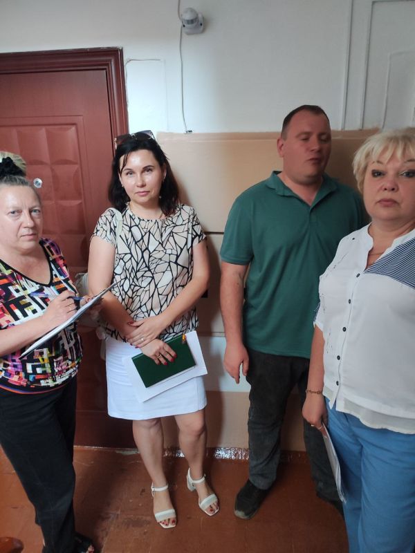 Денис Олейник: Сегодня совместно с заместителем Министра жилищно-коммунального хозяйства Республики Крым Дмитрием Кашириным, в составе рабочей группы по работе с задолженностью за жилищно-коммунальные услуги провели встречи... Денис Олейник: Сегодня совместно с заместителем Министра жилищно-коммунального хозяйства Республики Крым Дмитрием Кашириным, в составе рабочей группы по работе с задолженностью за жилищно-коммунальные услуги провели встречи...