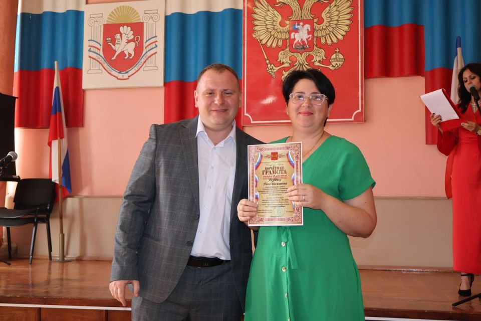 Денис Олейник: Сегодня в рамках торжественного мероприятия совместно с председателем Раздольненского районного совета Татьяной Вышинской и заместителем главы Администрации Раздольненского района Ольгой Ломоносовой поздравили... Денис Олейник: Сегодня в рамках торжественного мероприятия совместно с председателем Раздольненского районного совета Татьяной Вышинской и заместителем главы Администрации Раздольненского района Ольгой Ломоносовой поздравили...