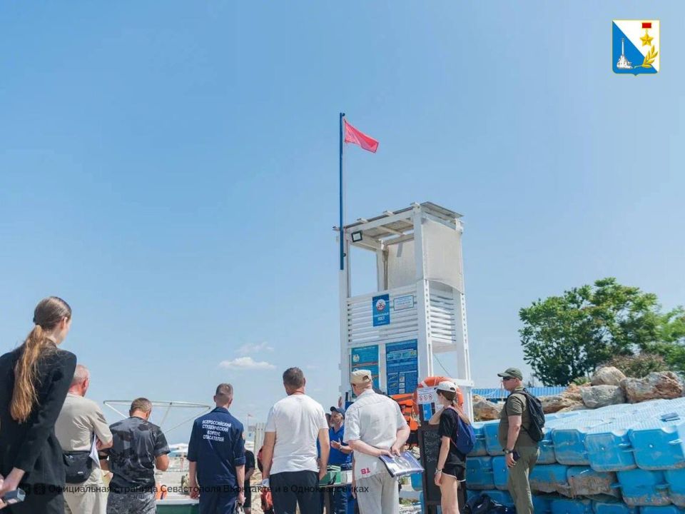 Спасатели провели учения на пляже «Аквамарин» Спасатели провели учения на пляже «Аквамарин»
