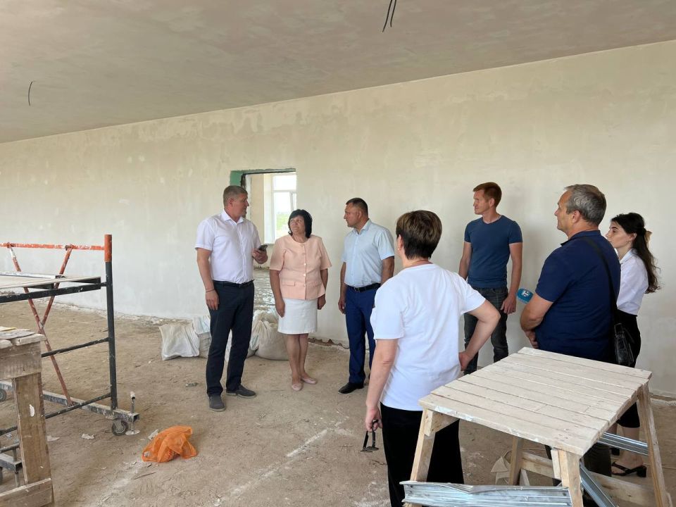 Далее, гости проверили, как проходит капитальный ремонт внутренних помещений 3-го этажа в школе № 7. После чего, парламентарий совместно с руководством города осмотрел, как проходит установка модульного пищеблока на... Далее, гости проверили, как проходит капитальный ремонт внутренних помещений 3-го этажа в школе № 7. После чего, парламентарий совместно с руководством города осмотрел, как проходит установка модульного пищеблока на...