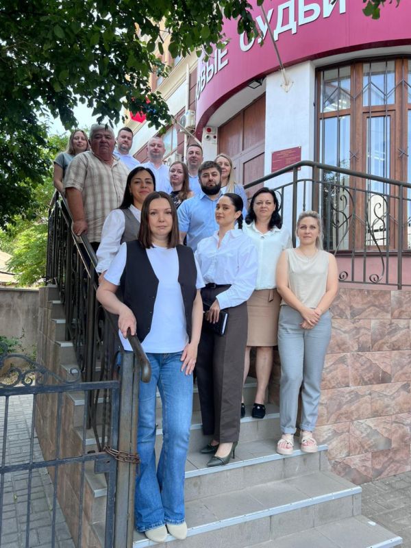 В Алуштинском судебном районе Республики Крым состоялась рабочая встреча министра юстиции Республики Крым Олега Шаповалова и заместителя министра юстиции Республики Крым Людмилы Назаренко с председателем Алуштинского... В Алуштинском судебном районе Республики Крым состоялась рабочая встреча министра юстиции Республики Крым Олега Шаповалова и заместителя министра юстиции Республики Крым Людмилы Назаренко с председателем Алуштинского...