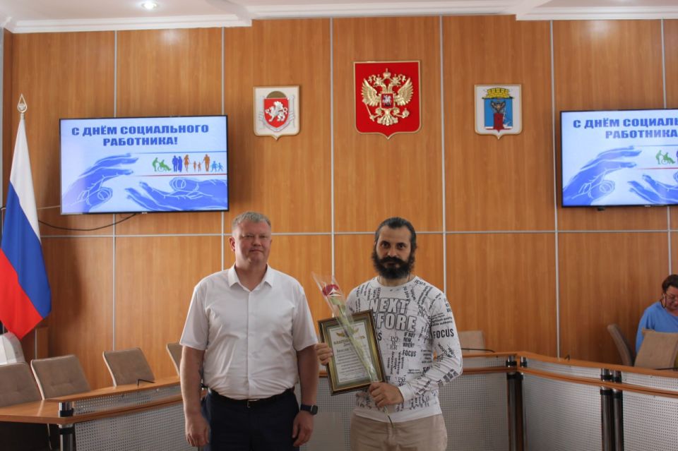 В преддверии профессионального праздника совместно с Главой муниципального образования Иваном Козыревым вручили заслуженные награды социальным работникам Феодосийского округа В преддверии профессионального праздника совместно с Главой муниципального образования Иваном Козыревым вручили заслуженные награды социальным работникам Феодосийского округа