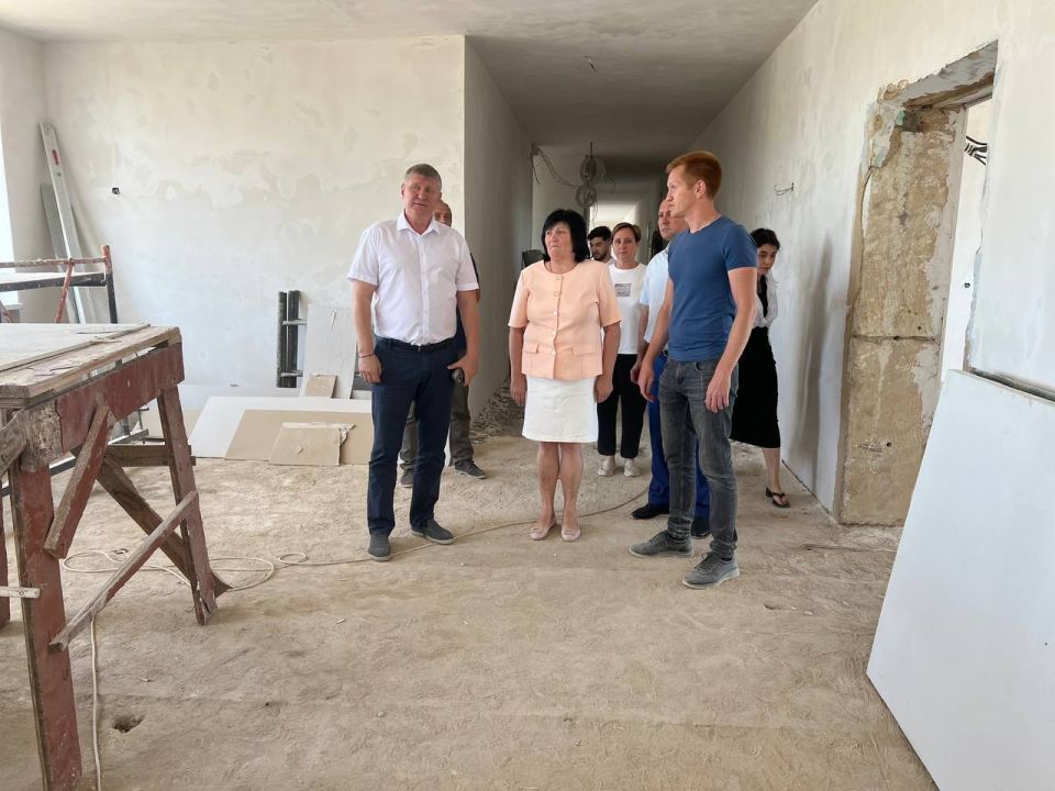 Далее, гости проверили, как проходит капитальный ремонт внутренних помещений 3-го этажа в школе № 7. После чего, парламентарий совместно с руководством города осмотрел, как проходит установка модульного пищеблока на... Далее, гости проверили, как проходит капитальный ремонт внутренних помещений 3-го этажа в школе № 7. После чего, парламентарий совместно с руководством города осмотрел, как проходит установка модульного пищеблока на...