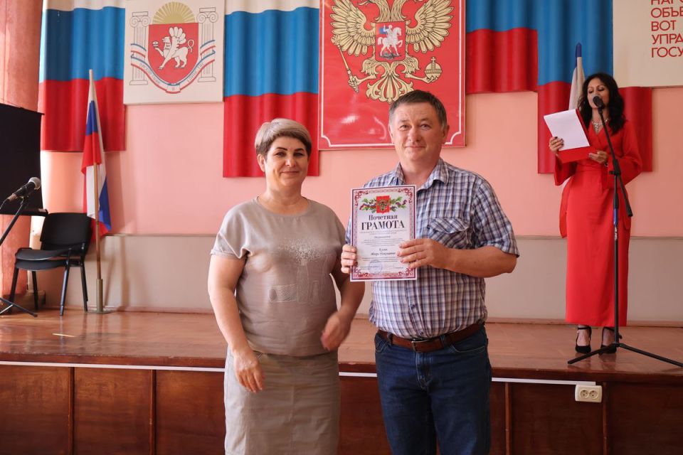 Денис Олейник: Сегодня в рамках торжественного мероприятия совместно с председателем Раздольненского районного совета Татьяной Вышинской и заместителем главы Администрации Раздольненского района Ольгой Ломоносовой поздравили... Денис Олейник: Сегодня в рамках торжественного мероприятия совместно с председателем Раздольненского районного совета Татьяной Вышинской и заместителем главы Администрации Раздольненского района Ольгой Ломоносовой поздравили...