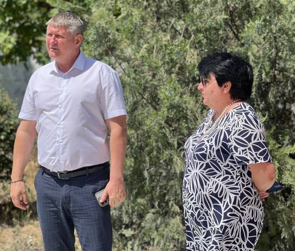 Далее, гости проверили, как проходит капитальный ремонт внутренних помещений 3-го этажа в школе № 7. После чего, парламентарий совместно с руководством города осмотрел, как проходит установка модульного пищеблока на... Далее, гости проверили, как проходит капитальный ремонт внутренних помещений 3-го этажа в школе № 7. После чего, парламентарий совместно с руководством города осмотрел, как проходит установка модульного пищеблока на...