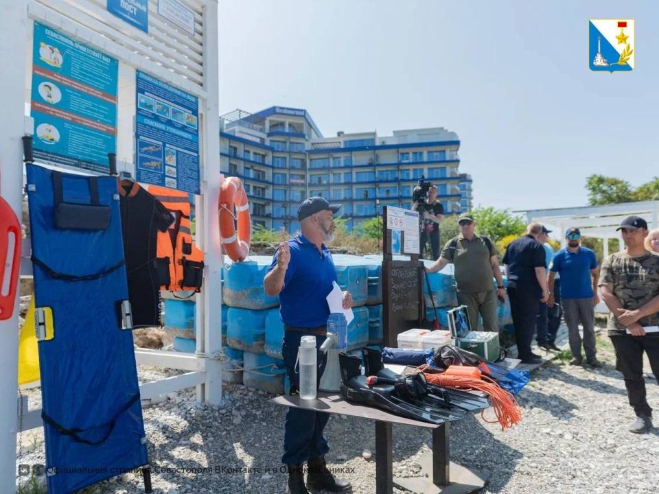 Спасатели провели учения на пляже «Аквамарин» Спасатели провели учения на пляже «Аквамарин»