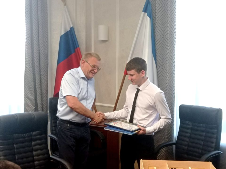 Министр строительства и архитектуры Республики Крым Эдуард Щёголев провёл встречу с учащимся 8 класса МОУ «Столбовская школа» Джанкойского района Богданом Лавринюком Министр строительства и архитектуры Республики Крым Эдуард Щёголев провёл встречу с учащимся 8 класса МОУ «Столбовская школа» Джанкойского района Богданом Лавринюком