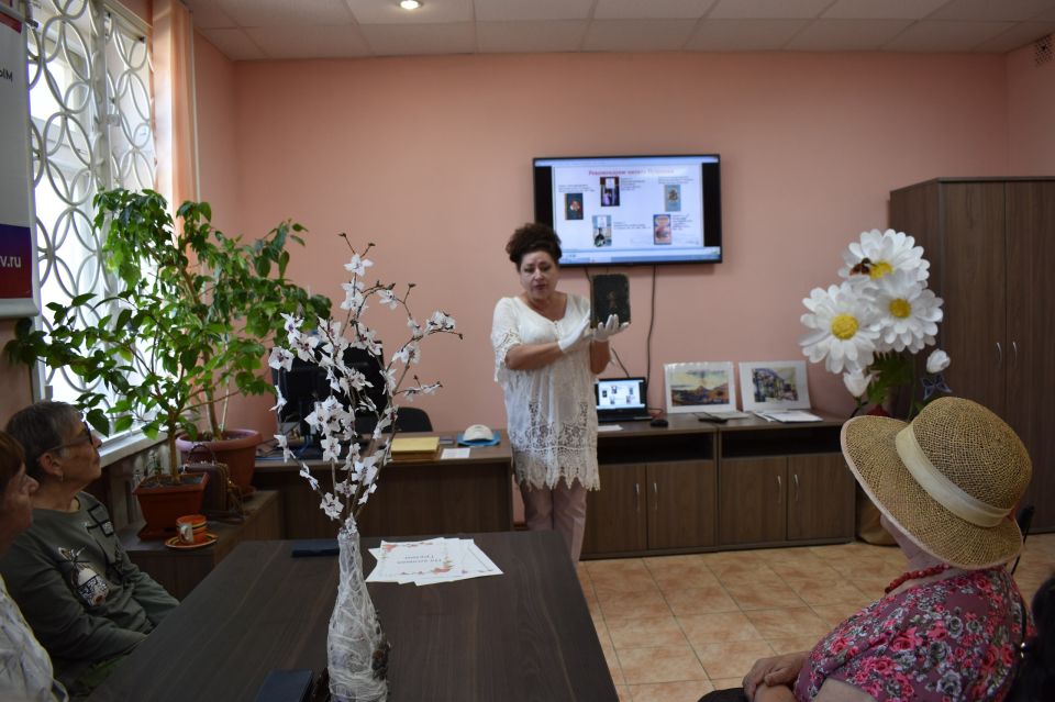 Выставка раритетов. Ко дню рождения великого поэта Александра Сергеевича Пушкина для гостей Центра общения старшего поколения представлена временная выставка «Пушкин – душа России»