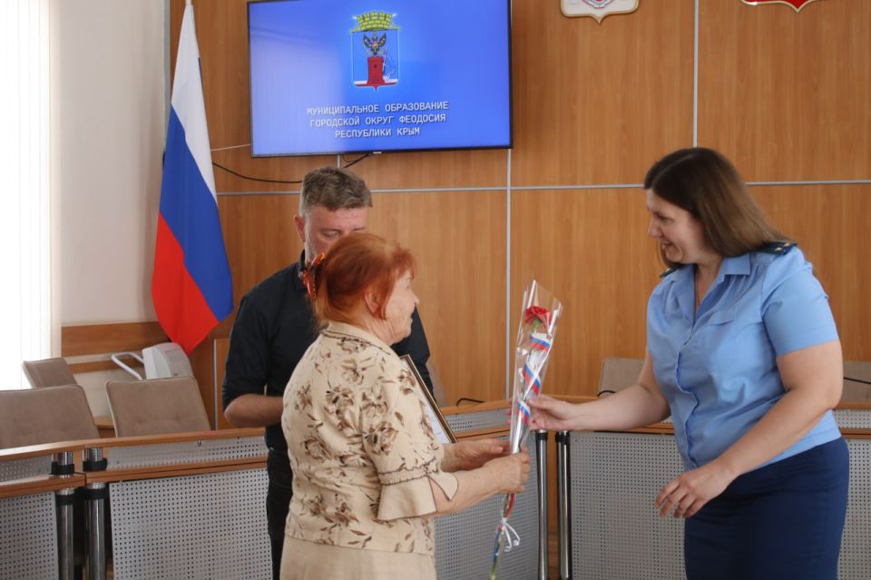 Сегодня в Администрации города Феодосии состоялось торжественное вручение жилищных сертификатов для приобретения благоустроенного жилья лицам из числа детей-сирот и детей, оставшихся без попечения родителей, достигших 23 лет Сегодня в Администрации города Феодосии состоялось торжественное вручение жилищных сертификатов для приобретения благоустроенного жилья лицам из числа детей-сирот и детей, оставшихся без попечения родителей, достигших 23 лет