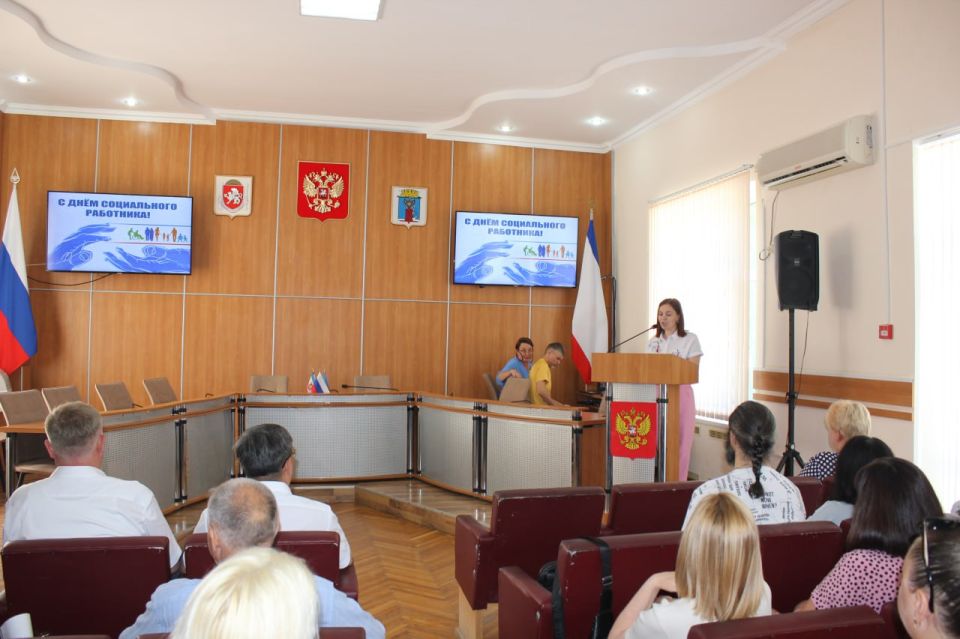 В преддверии профессионального праздника совместно с Главой муниципального образования Иваном Козыревым вручили заслуженные награды социальным работникам Феодосийского округа В преддверии профессионального праздника совместно с Главой муниципального образования Иваном Козыревым вручили заслуженные награды социальным работникам Феодосийского округа