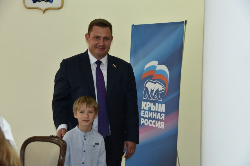 Юрий Нестеренко: Вручил призы победителям и участникам своего, уже ставшего традиционным, конкурса чтецов среди воспитанников детских садов и школьников Крыма Юрий Нестеренко: Вручил призы победителям и участникам своего, уже ставшего традиционным, конкурса чтецов среди воспитанников детских садов и школьников Крыма