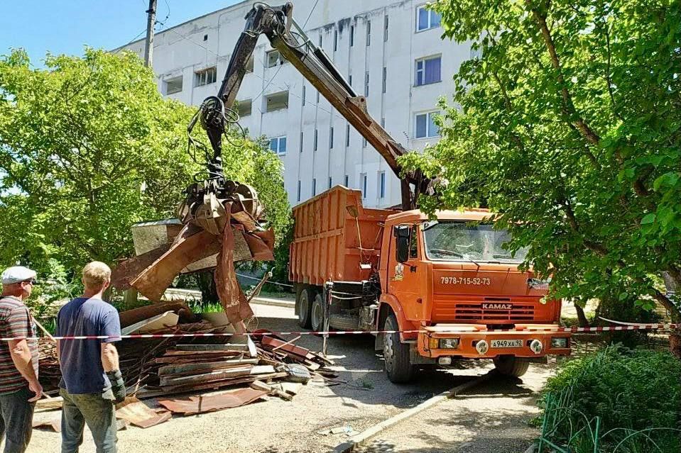 Владимир Немцев: Накануне встретился с жителями дома №16 по улице Молодых Строителей, чтобы вместе осмотреть ход капитального ремонта крыши МКД Владимир Немцев: Накануне встретился с жителями дома №16 по улице Молодых Строителей, чтобы вместе осмотреть ход капитального ремонта крыши МКД