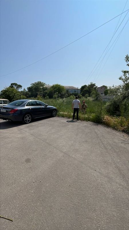 Несмотря на выходной день в Керчи продолжается работа по покосу травы и уборке межквартальных пространств, не входящих в откадастрированные территории МКД Несмотря на выходной день в Керчи продолжается работа по покосу травы и уборке межквартальных пространств, не входящих в откадастрированные территории МКД