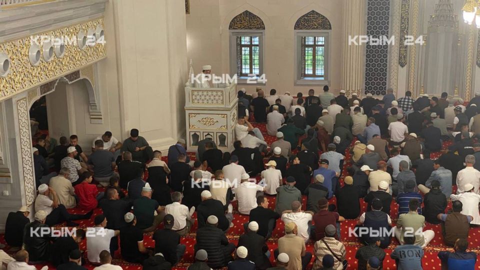 В Крыму проходит утренний праздничный намаз на Курбан-Байрам В Крыму проходит утренний праздничный намаз на Курбан-Байрам