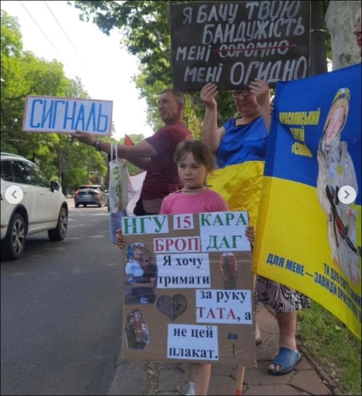 Массовые митинги родственников убитых украинских боевиков 15 бригады "Кара-Даг" Массовые митинги родственников убитых украинских боевиков 15 бригады "Кара-Даг"