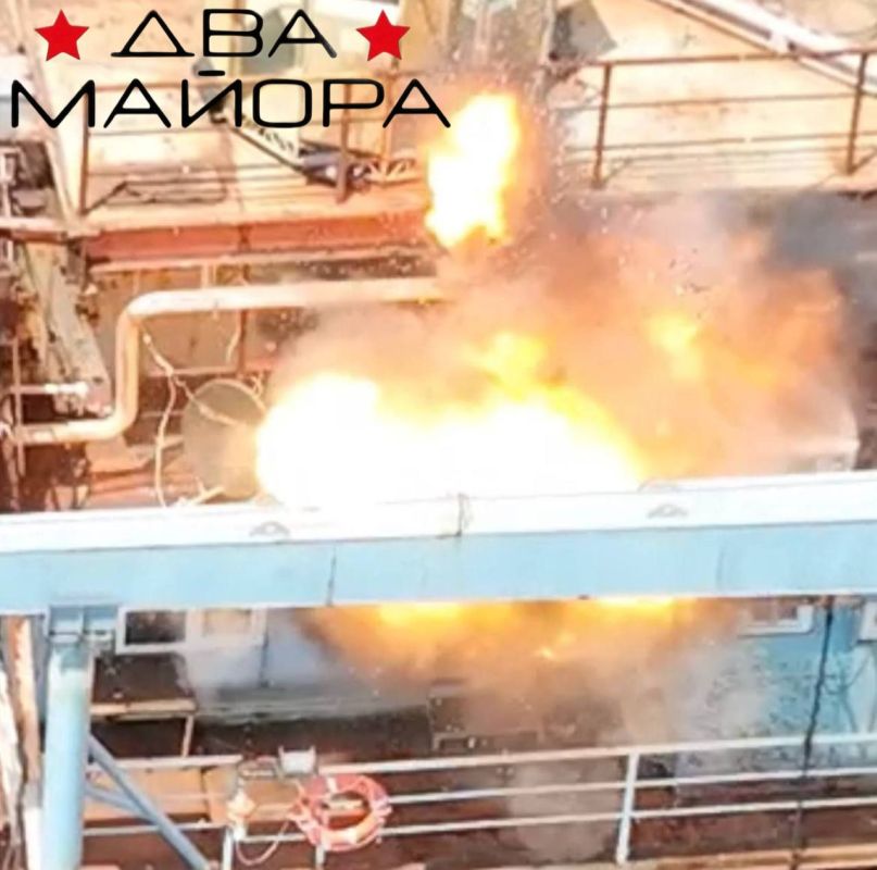 Два майора: Чёрное море. Одной из целей операции Черноморского Флота Морского отряда СпН «Эспаньола» и «Омерзительной восьмерки» было выведение из строя средств спутниковой связи противника и радио моста, ювелирное огневое... Два майора: Чёрное море. Одной из целей операции Черноморского Флота Морского отряда СпН «Эспаньола» и «Омерзительной восьмерки» было выведение из строя средств спутниковой связи противника и радио моста, ювелирное огневое...