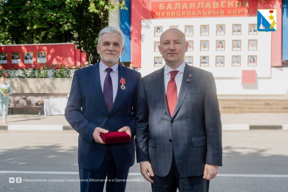 Гордость Балаклавы. В честь Дня Балаклавского округа губернатор Михаил Развожаев открыл обновлённую Доску Почёта Гордость Балаклавы. В честь Дня Балаклавского округа губернатор Михаил Развожаев открыл обновлённую Доску Почёта