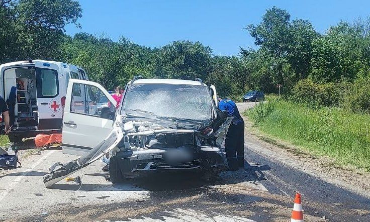 В Бахчисарайском районе в результате ДТП два человека оказались заблокированы в автомобилях