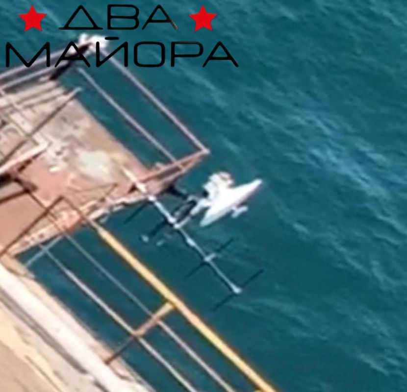 Два майора: Чёрное море. Одной из целей операции Черноморского Флота Морского отряда СпН «Эспаньола» и «Омерзительной восьмерки» было выведение из строя средств спутниковой связи противника и радио моста, ювелирное огневое... Два майора: Чёрное море. Одной из целей операции Черноморского Флота Морского отряда СпН «Эспаньола» и «Омерзительной восьмерки» было выведение из строя средств спутниковой связи противника и радио моста, ювелирное огневое...